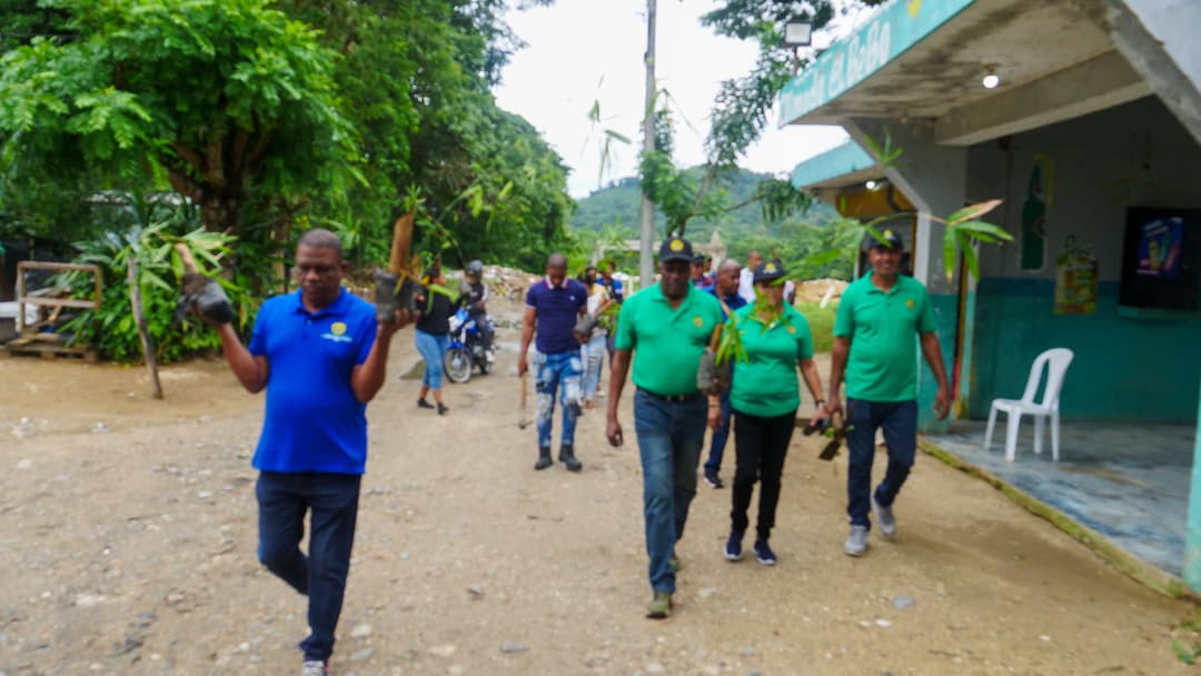 La Cooperativa de Maestros y Funprodecuve unen fuerzas para reforestar el Río Nigua